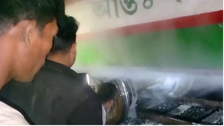 চলন্ত ট্রেনের বগিতে আগুন, নেভালেন স্থানীয়রা চলন্ত ট্রেনের বগিতে আগুন, নেভালেন স্থানীয়রা