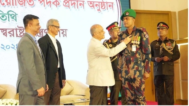 কৃতিত্বপূর্ণ কাজের স্বীকৃতি পেলেন ৭২ বিজিবি সদস্য কৃতিত্বপূর্ণ কাজের স্বীকৃতি পেলেন ৭২ বিজিবি সদস্য