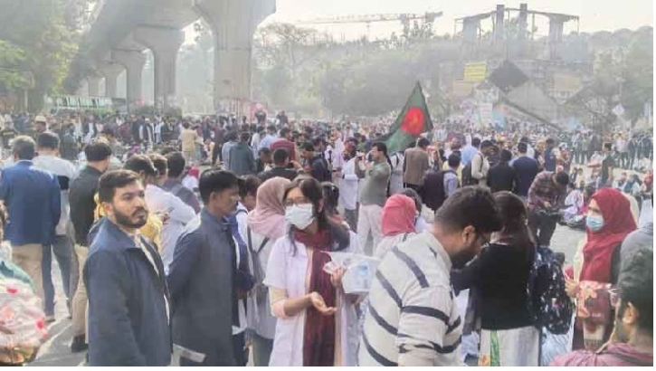 শাহবাগে ট্রেইনি চিকিৎসকদের অবরোধ শাহবাগে ট্রেইনি চিকিৎসকদের অবরোধ