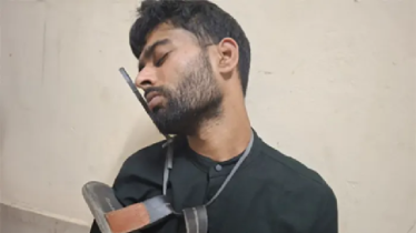ছাত্রলীগ কর্মীকে জুতার মালা পরিয়ে পুলিশে দিলো ছাত্রদল
