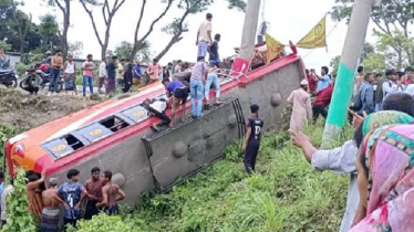ফরিদপুরে বাস খাদে পড়ে নিহত ৫, আহত ৩০