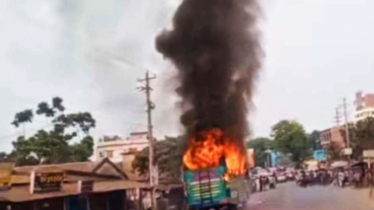 সড়কে ঝরলো বাবাসহ দুই মেয়ের প্রাণ, বাসে জনতার আগুন