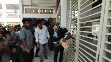 কুয়েট শিক্ষার্থীদের তালা ভেঙে হলে প্রবেশ