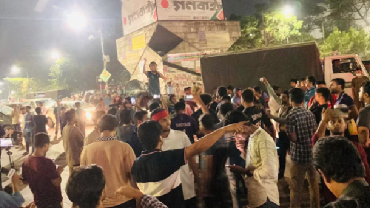 কুয়েট ভিসির পদত্যাগের দাবিতে শাহবাগ ব্লকেড