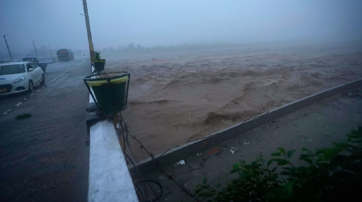 ভারতের বাঁধ খুলে দেওয়ায় পাকিস্তানে ভয়াবহ বন্যার আশঙ্কা