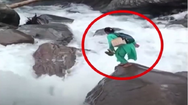 অসুস্থ শিশুকে বাঁচাতে প্রাণ হাতে খরস্রোতা নদী পাড়ি নার্সের