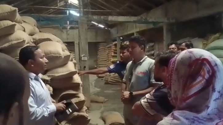বীরগঞ্জে খাদ্য অধিদফতরের ৫৩৩ বস্তা সরকারি চাল জব্দ