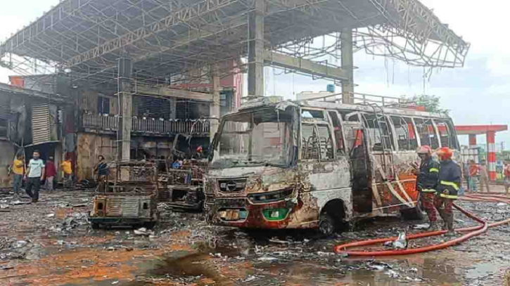 গ্যাস স্টেশনে ভয়াবহ বিস্ফোরণ, পুড়লো ১১ যান, আহত ৬