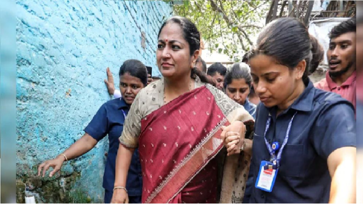 দিল্লির মুখ্যমন্ত্রীকে ‘চড়’, যুবক আটক 