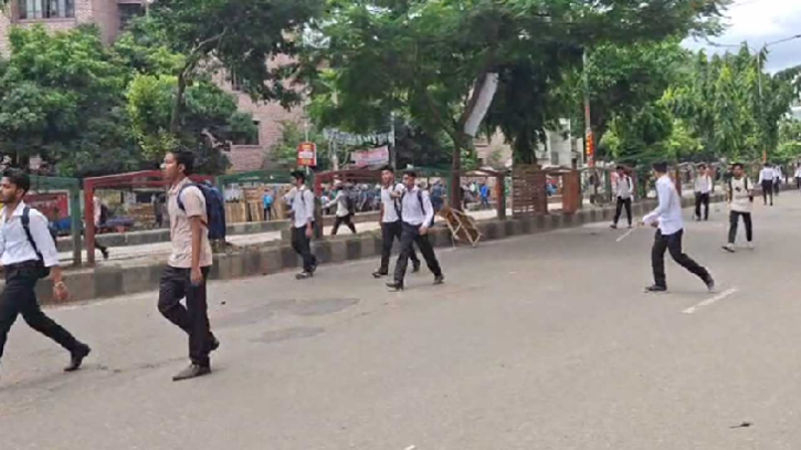 ঢাকা কলেজ ও সিটি কলেজের শিক্ষার্থীরা ফের সংঘর্ষে, থমথমে পরিবেশ