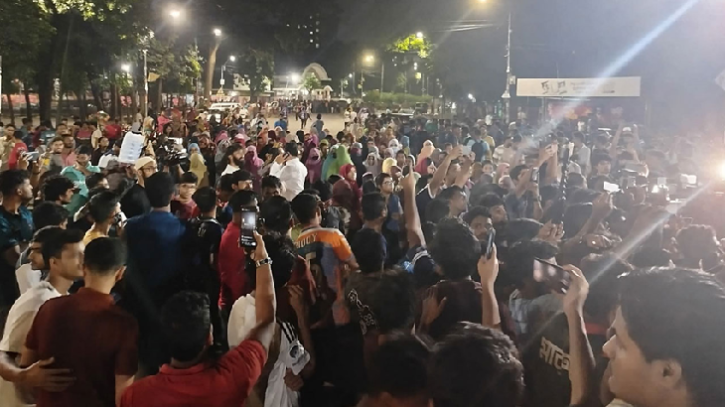 মধ্যরাতে উত্তাল ঢাবি, ছাত্ররাজনীতি নিষিদ্ধের দাবি