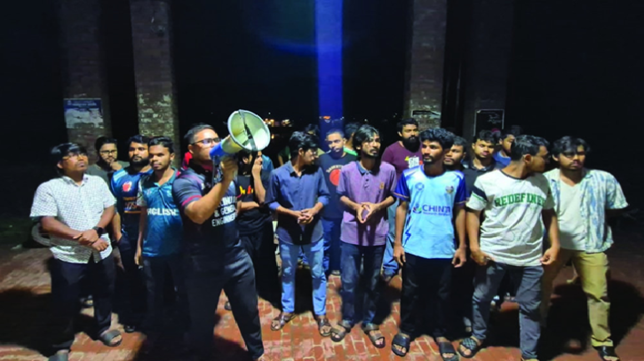 হল রাজনীতি বন্ধের দাবিতে জাবি শিক্ষার্থীদের বিক্ষোভ