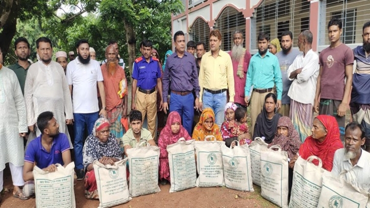 যশোরে একশো পরিবারের মাঝে ত্রাণ সামগ্রী বিতরণ উপজেলা প্রশাসনের