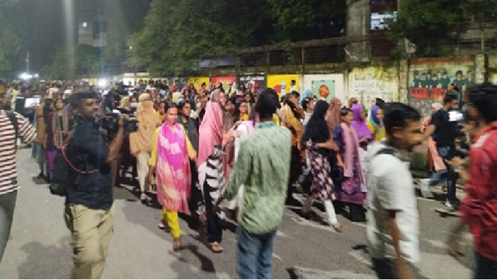 রোকেয়া হলে তালা ভেঙে ছাত্রীরাও বিক্ষোভে যুক্ত