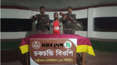 ধামইরহাট সীমান্তে চোরাকারবারীসহ মাদক আটক করেছে বিজিবি