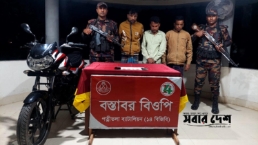 ধামইরহাট সীমান্তে বিশেষ অভিযানে তিন চোরাকারবারী আটক