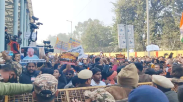 ব্যারিকেড ভেঙে বাংলাদেশ হাইকমিশনের সামনে জঙ্গি হিন্দুদের বিক্ষোভ