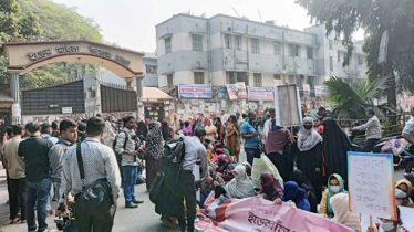 স্বতন্ত্রতা রক্ষায় উত্তাল ইডেন: শিক্ষার্থীদের সড়ক অবরোধ