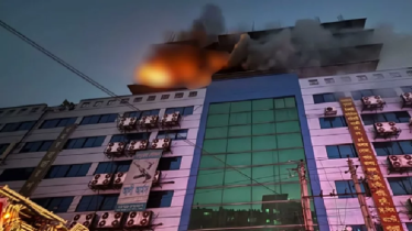 গুলিস্তানে শপিং কমপ্লেক্সে আগুন, নিয়ন্ত্রণে ৯ ইউনিট