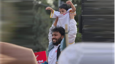 ‘ভাইয়া, আমার বাচ্চাটার দিকে খেয়াল রাইখেন’ ‘ভাইয়া, আমার বাচ্চাটার দিকে খেয়াল রাইখেন’