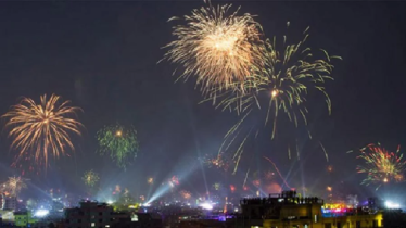 নিষেধাজ্ঞার মধ্যেই আলোর ঝলকানিতে নতুন বছরকে আলিঙ্গন