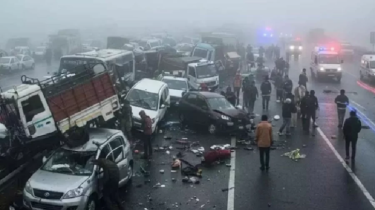 ভারতে ঘন কুয়াশায় ১০ বাস-গাড়ির সংঘর্ষ, নিহত ৪ ভারতে ঘন কুয়াশায় ১০ বাস-গাড়ির সংঘর্ষ, নিহত ৪