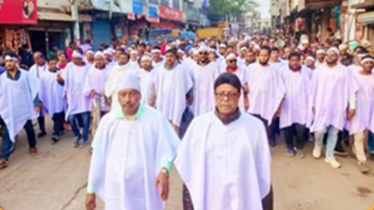 দলীয় প্রার্থী ফিরে পেতে কাফনের কাপড় পরে বিএনপির বিক্ষোভ