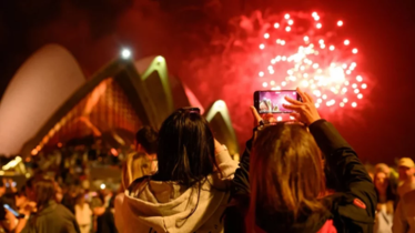 আতশবাজির আলোয় বিশ্বজুড়ে ২০২৬ সালের আগমন