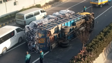 নিকুঞ্জের সামনে ট্রাক উল্টে অচল এয়ারপোর্ট রোড নিকুঞ্জের সামনে ট্রাক উল্টে অচল এয়ারপোর্ট রোড