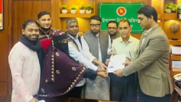 শহীদ পরিবারের হাত ধরে হাসনাতের মনোনয়নপত্র সংগ্রহ