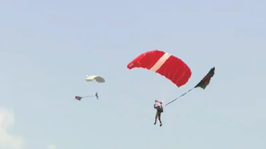 প্যারাস্যুটিংয়ে সর্বাধিক পতাকা হাতে বাংলাদেশের বিশ্ব রেকর্ড প্যারাস্যুটিংয়ে সর্বাধিক পতাকা হাতে বাংলাদেশের বিশ্ব রেকর্ড