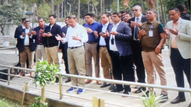 পিলখানা ট্রাজেডির শহীদ সেনা কর্মকর্তাদের কবর জিয়ারত তারেক রহমানের