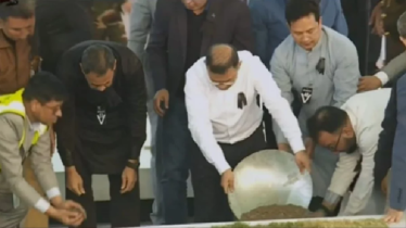 মা খালেদা জিয়াকে নিজ হাতে দাফন করলেন অশ্রুসিক্ত তারেক রহমান