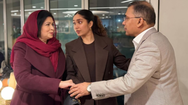 দেড় যুগের নির্বাসন শেষ, আজ দুপুরে পা রাখছেন ঢাকায় 