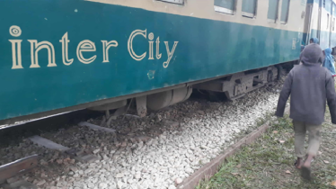 গফরগাঁওয়ে রেললাইন খুলে নাশকতা, ট্রেন লাইনচ্যুত