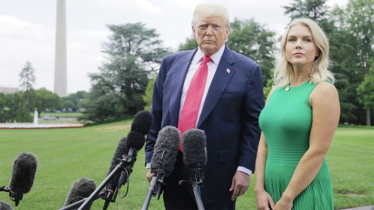 ‘আর ঠোঁট—যা থামেই না; ছোট মেশিনগানের মতো’ ‘আর ঠোঁট—যা থামেই না; ছোট মেশিনগানের মতো’