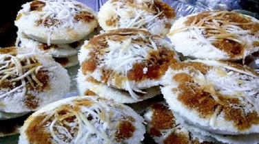 ভাপা পিঠার ঘ্রাণে হোক শীতের মিষ্টিমাখা সকাল ভাপা পিঠার ঘ্রাণে হোক শীতের মিষ্টিমাখা সকাল