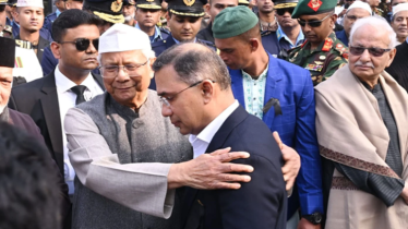 তারেক রহমানকে বুকে টেনে সান্ত্বনা দিলেন প্রধান উপদেষ্টা