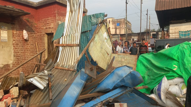 নোয়াখালীতে রেলওয়ের জায়গা থেকে অবৈধ স্থাপনা উচ্ছেদ