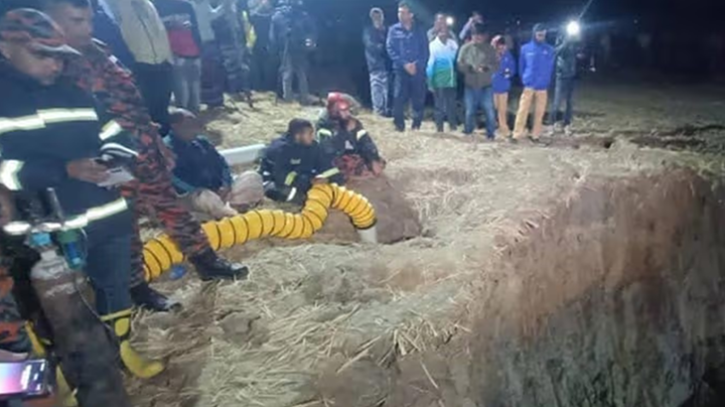 খড়ের নিচে লুকানো গর্তে কীভাবে পড়ে গেলো, জানালেন মা
