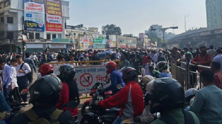 সহপাঠীর মৃত্যুতে ফার্মগেট অবরোধ, স্থবির রাজধানী