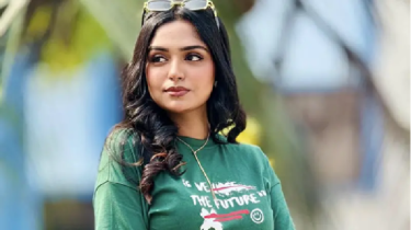 লঞ্চে করে ট্রফি আসতেছে!