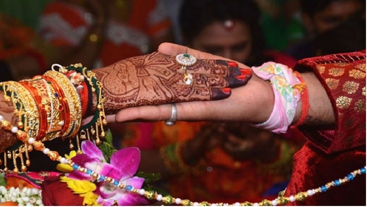 পরকীয়া প্রেমিকের সঙ্গে স্ত্রীকে বিয়ে দিলেন স্বামী