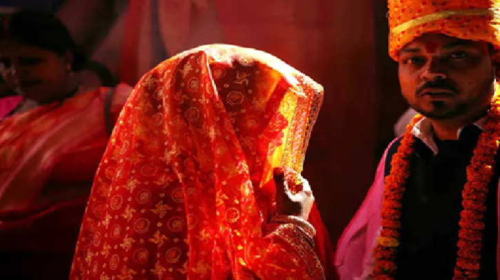 বিয়ের অনুষ্ঠানে কনে পেটালেন বরকে বিয়ের অনুষ্ঠানে কনে পেটালেন বরকে