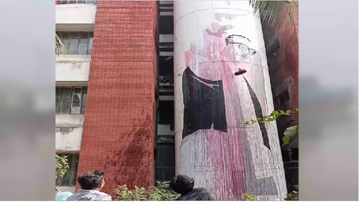 বঙ্গবন্ধুর গ্রাফিতিতে জুতা নিক্ষেপ কর্মসূচি বঙ্গবন্ধুর গ্রাফিতিতে জুতা নিক্ষেপ কর্মসূচি