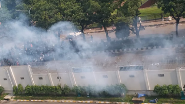 সচিবালয়ে পুলিশ-শিক্ষার্থী সংঘর্ষে আহত অন্তত ৮০