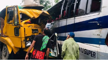 পাবনায় বাস-ট্রাক সংঘর্ষে নিহত ৩