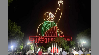 জুলাই অভ্যুত্থানে নারীদের শ্রদ্ধায় ঢাবিতে ড্রোন শো