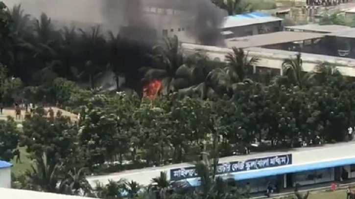 উত্তরায় প্রশিক্ষণ বিমান বিধ্বস্ত, উদ্ধার অভিযানে ফায়ারের ৮ ইউনিট