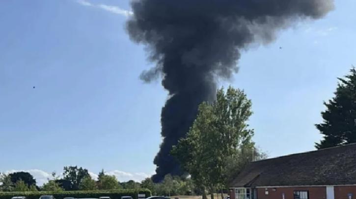 লন্ডনের সাউথেন্ড বিমানবন্দরে বিমান বিধ্বস্ত, আগুনে পুড়ে ছাই